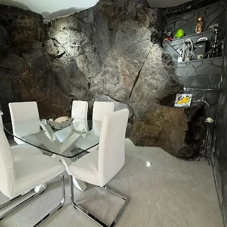 The Tavern - Luxury Villa Bronte
